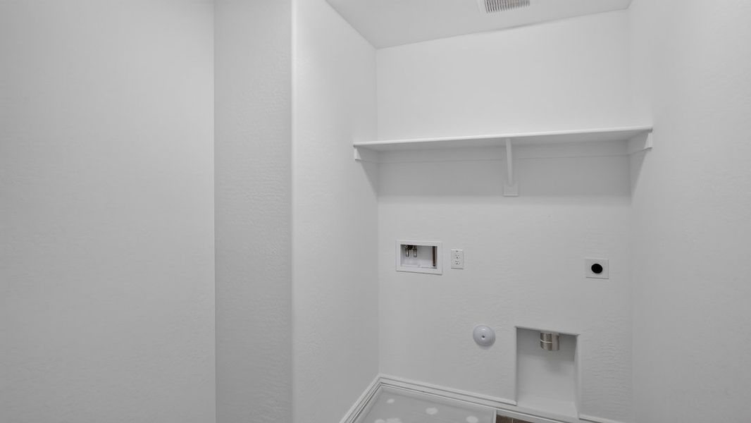 Spacious, unfurnished interior of a new home in Allen Ranches, Litchfield Park (Image 20).