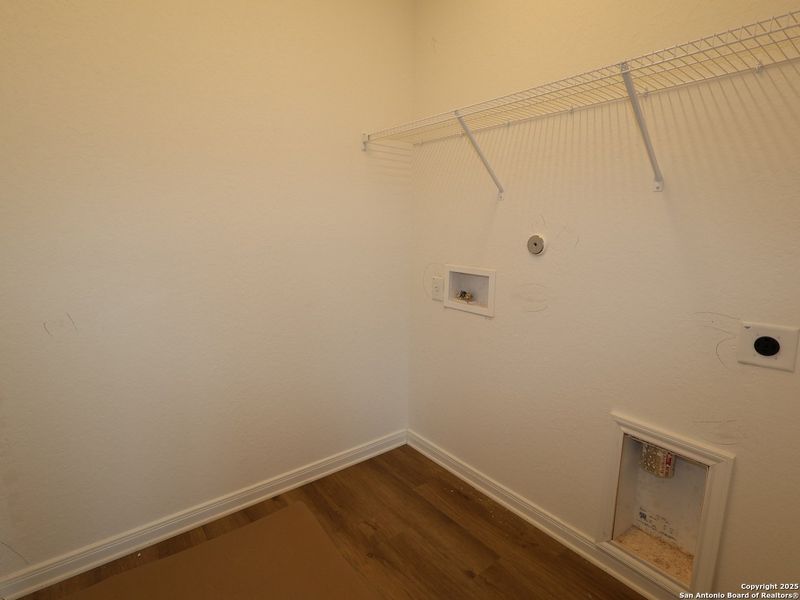 Spacious, unfurnished interior of a new home in Agave, San Antonio (Image 22).