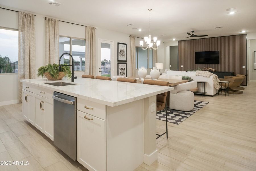 LARGE ISLAND / GREAT ROOM