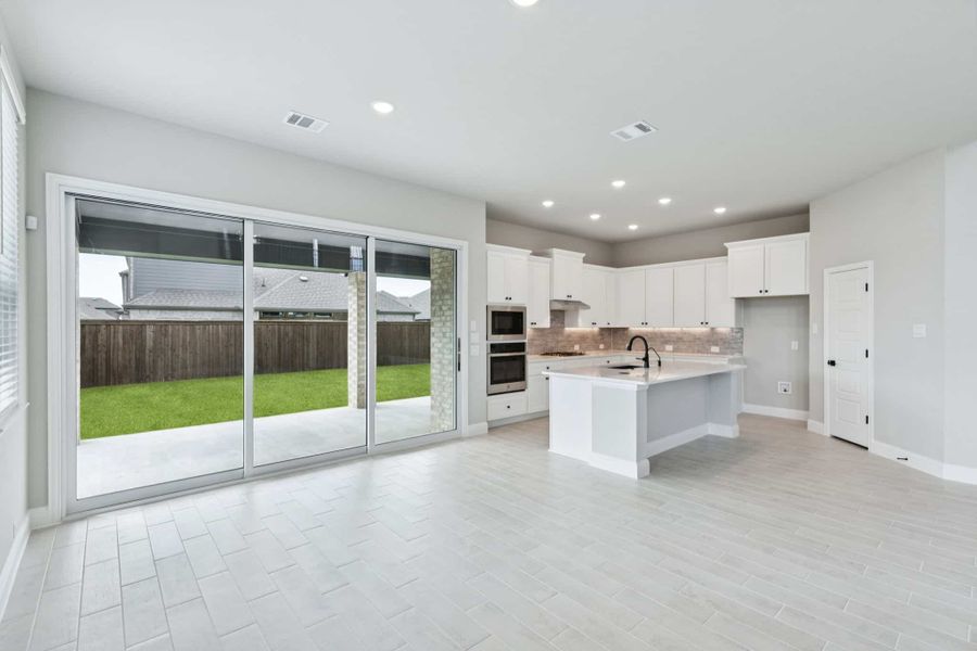 Spacious, unfurnished interior of a new home in Las Lomas, Forney (Image 13). Spacious, unfurnished interior of a new home in Las Lomas, Forney (Image 13).