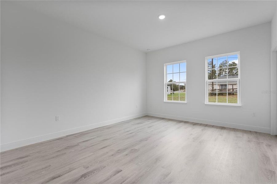 Spacious, unfurnished interior of a new home in , Ocala (Image 9).