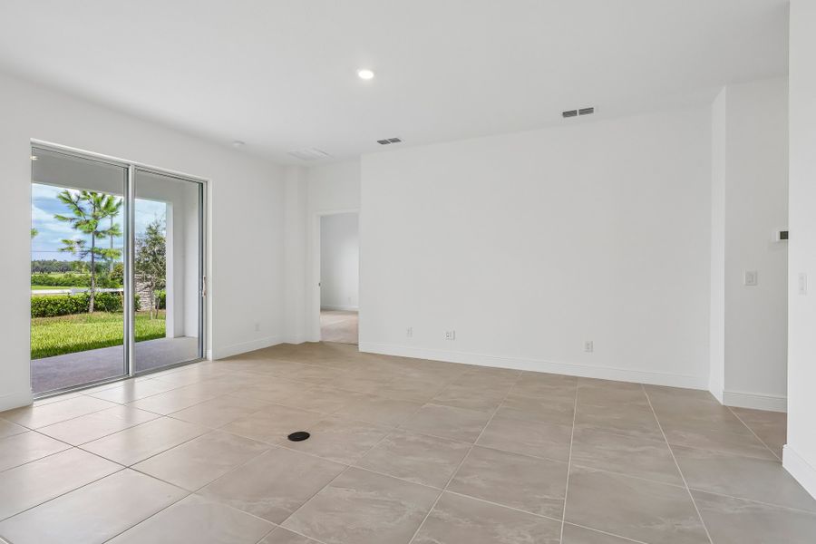 Spacious, unfurnished interior of a new home in Trinity Lakes, Groveland (Image 7).
