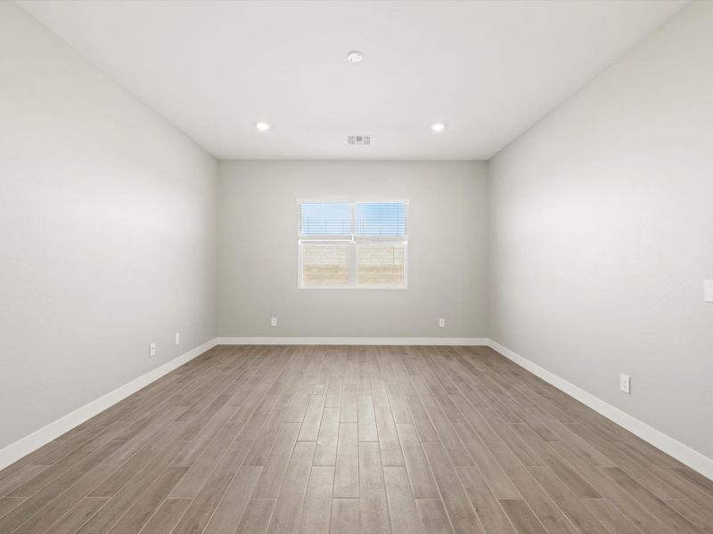 Spacious, unfurnished interior of a new home in White Tank Foothills Reserve Series, Waddell (Image 13).