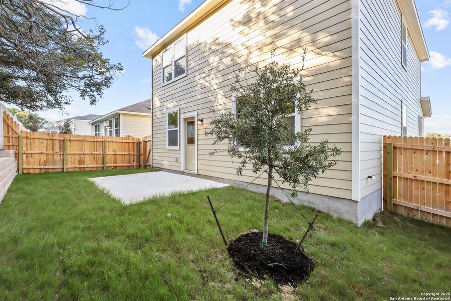 Exterior details and patio area of a home in Rosemont Hill, San Antonio (Image 12).
