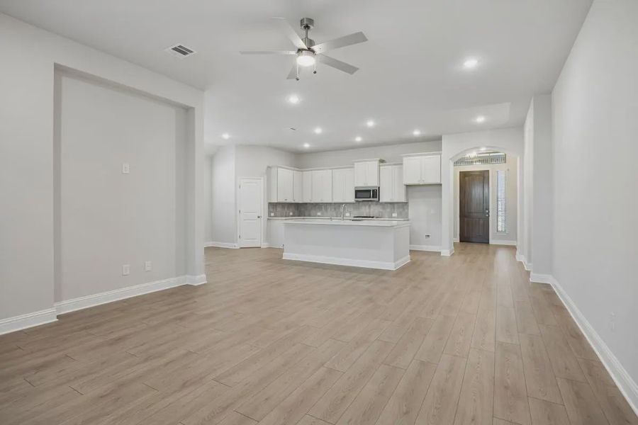 Spacious, unfurnished interior of a new home in Las Lomas, Forney (Image 18).