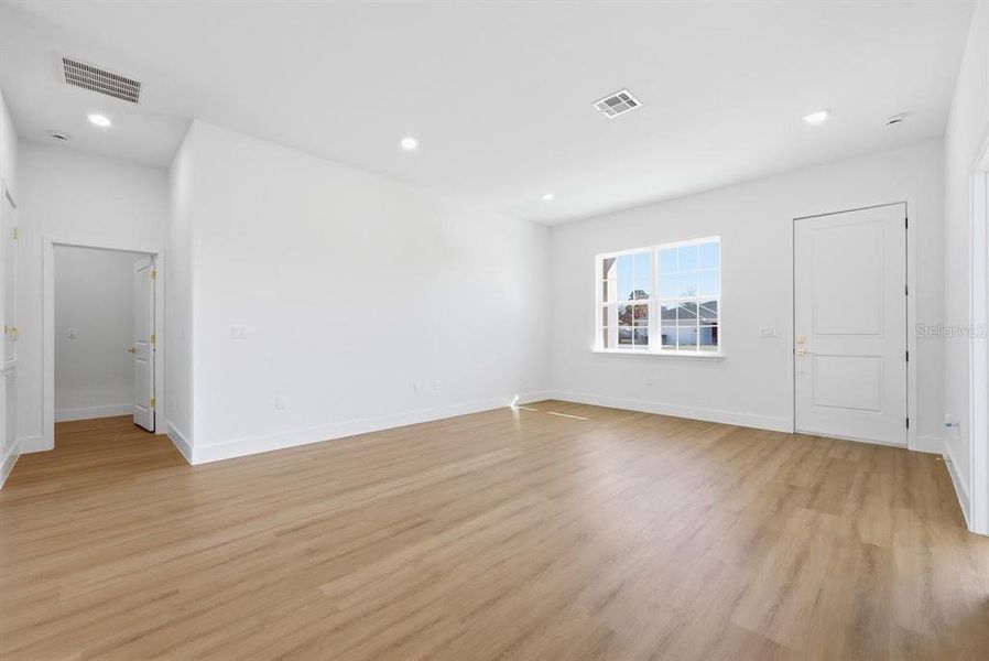 Spacious, unfurnished interior of a new home in , Ocala (Image 19).