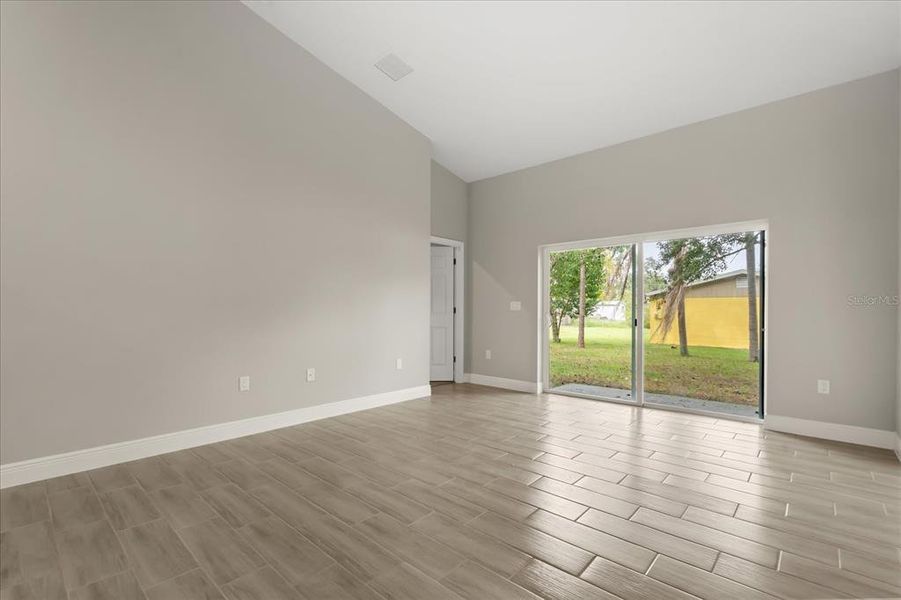 Spacious, unfurnished interior of a new home in , Lake Alfred (Image 10).