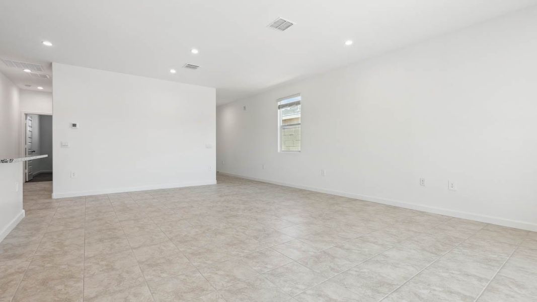 Spacious, unfurnished interior of a new home in Entrada Del Oro, Gold Canyon (Image 13).