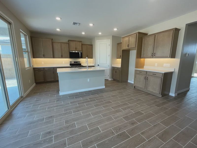 Spacious, unfurnished interior of a new home in Acacia at Santana, Yuma (Image 6).