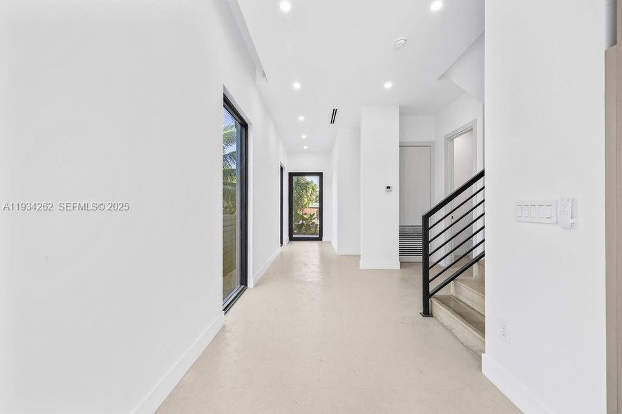 Spacious, unfurnished interior of a new home in , Fort Lauderdale (Image 9).