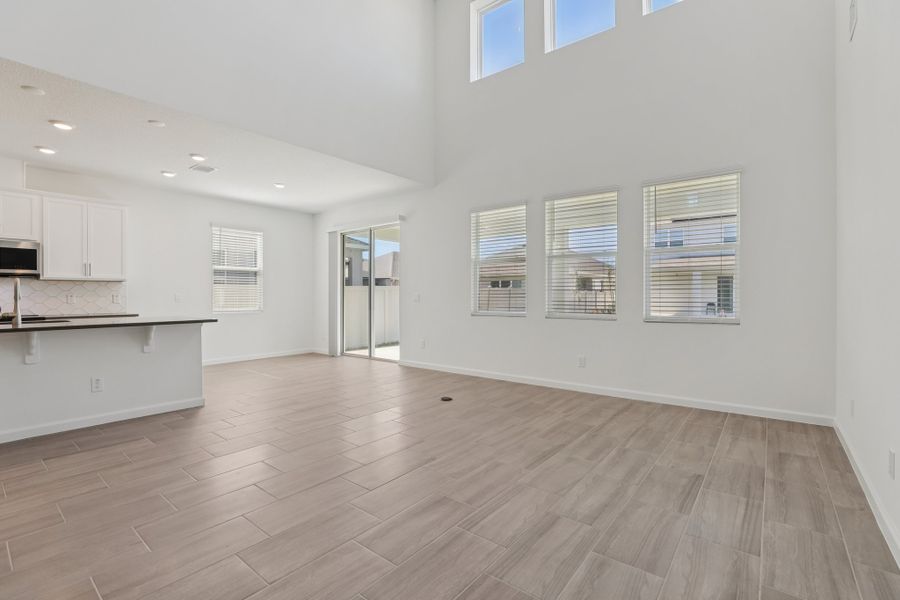 Spacious, unfurnished interior of a new home in St. Johns Preserve, Palm Bay (Image 7).