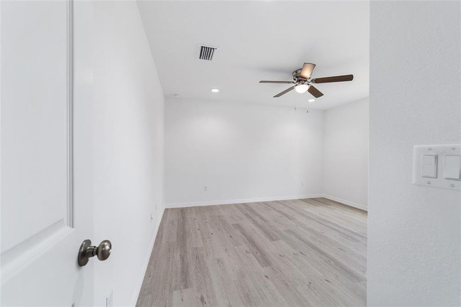 Spacious, unfurnished interior of a new home in , Silver Springs (Image 14).