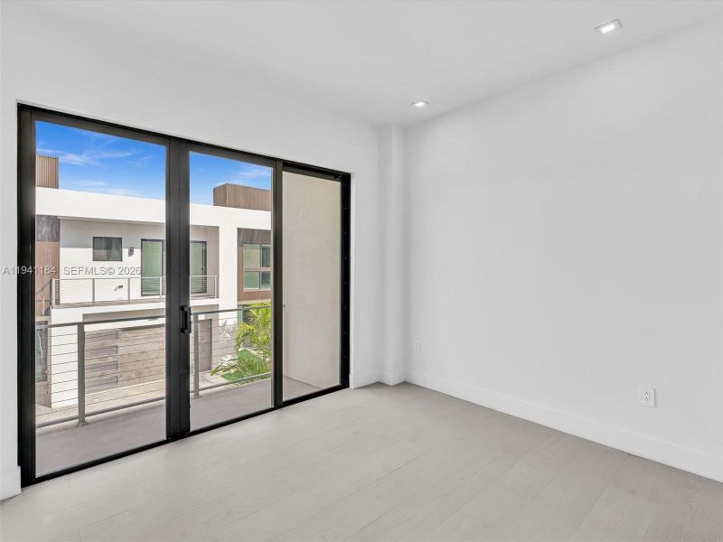 Spacious, unfurnished interior of a new home in , Dania Beach (Image 79).