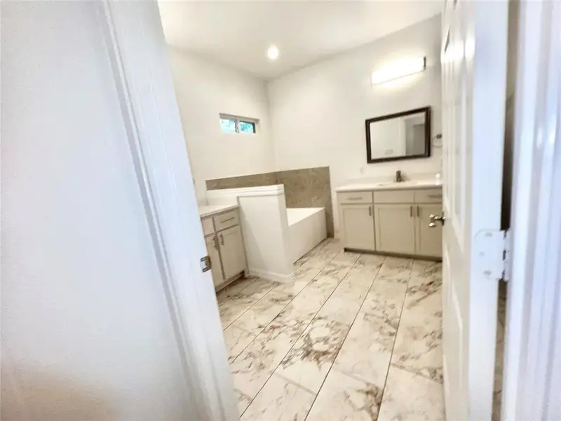 Spacious, unfurnished interior of a new home in , Dallas (Image 16).