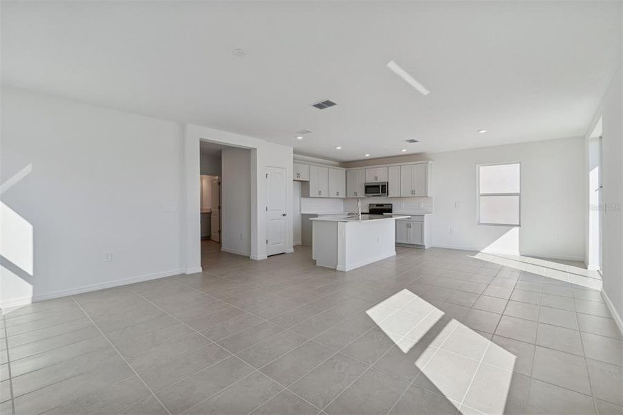 Spacious, unfurnished interior of a new home in Southpointe, Palmetto (Image 17).
