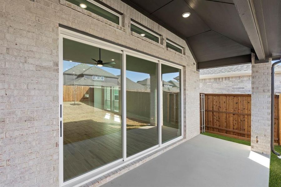 25. 1704 Silla - Patio