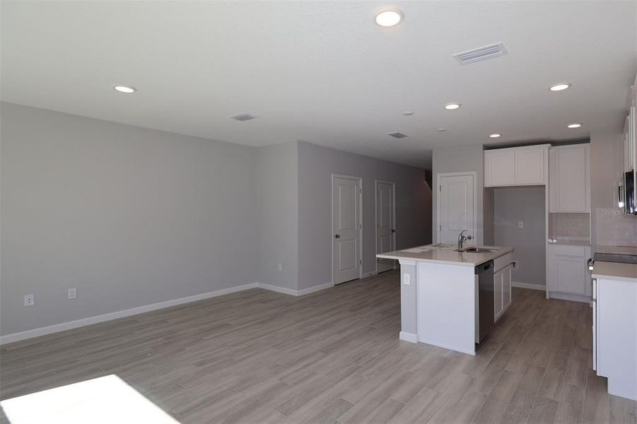Spacious, unfurnished interior of a new home in Tyson Ranch, Orlando (Image 13).