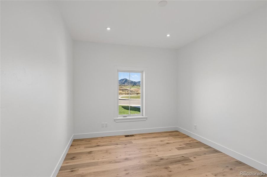 Spacious, unfurnished interior of a new home in , Silt (Image 17).