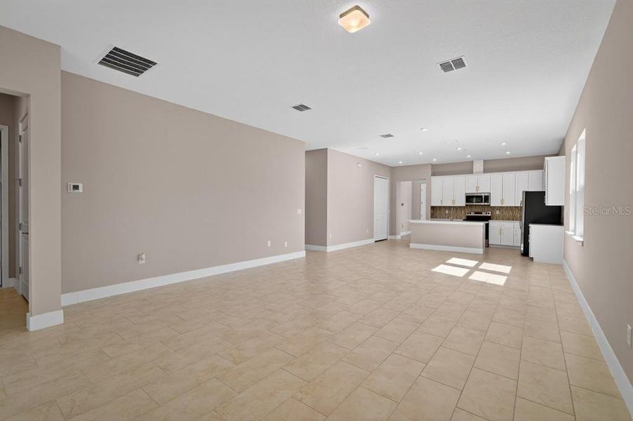 Spacious, unfurnished interior of a new home in Gray Hawk at Hole Two, Daytona Beach (Image 40).