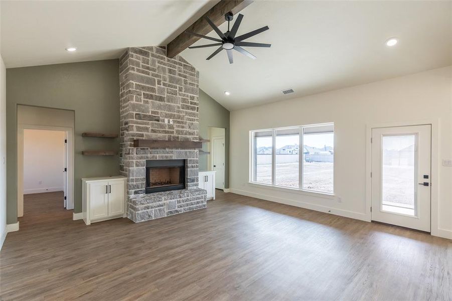 Spacious, unfurnished interior of a new home in , Ovalo (Image 12).