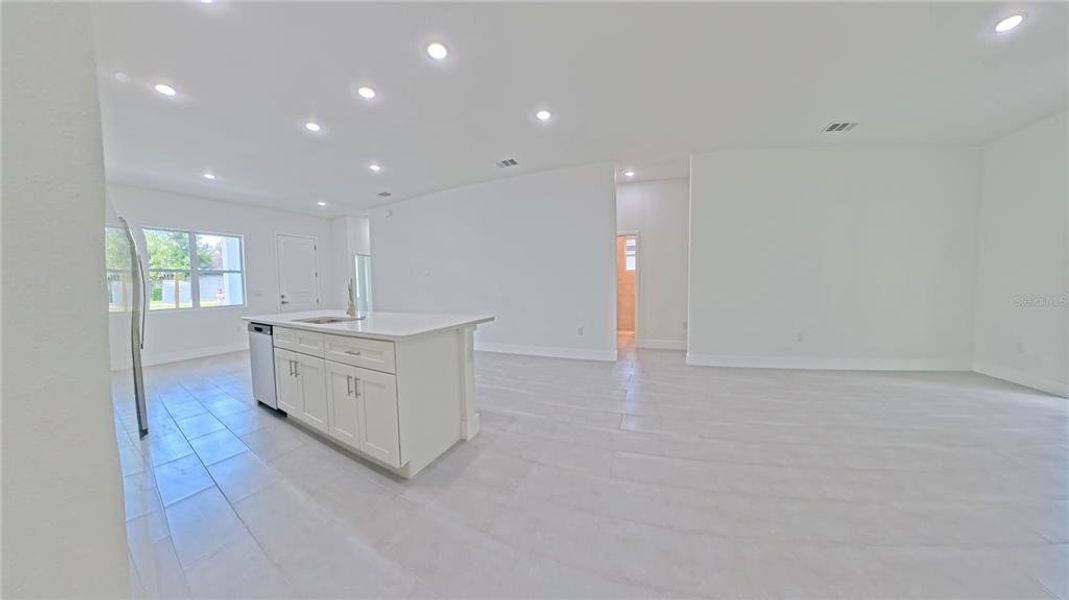 Spacious, unfurnished interior of a new home in , Dunnellon (Image 22).
