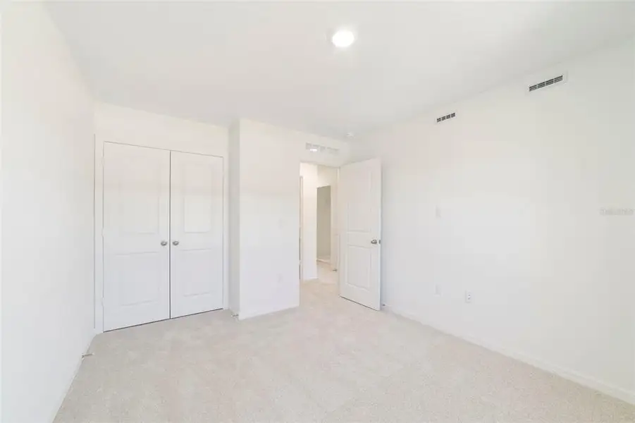 Spacious, unfurnished interior of a new home in Aulin Square, Oviedo (Image 20).