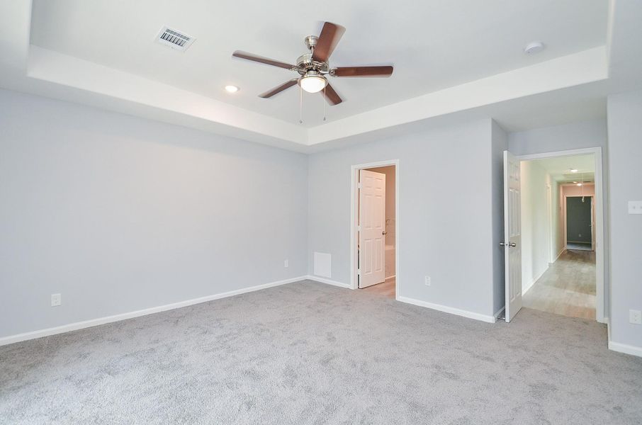 Recámara principal amplia y relajante—espacio para cama king y sillón.