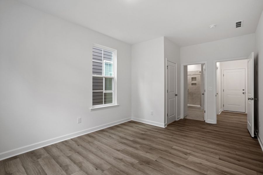 Spacious, unfurnished interior of a new home in Georgias Landing, Raleigh (Image 27).