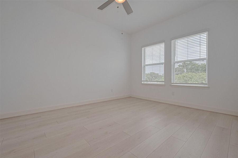 Spacious, unfurnished interior of a new home in Regents Court, Houston (Image 36).