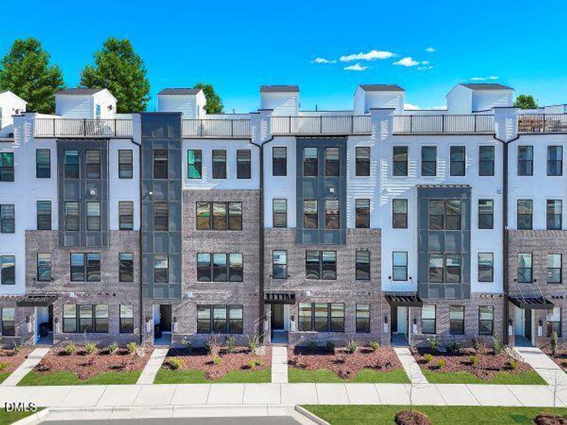 P_RAL_TWW_Tessa_Julianne_Model_EXT_FRT_2