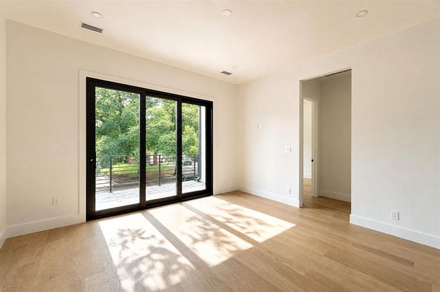 Spacious, unfurnished interior of a new home in , Dallas (Image 29).