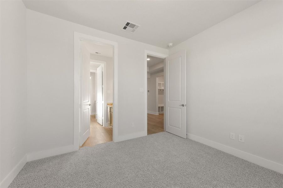 Spacious, unfurnished interior of a new home in Lago Mar, La Marque (Image 31).