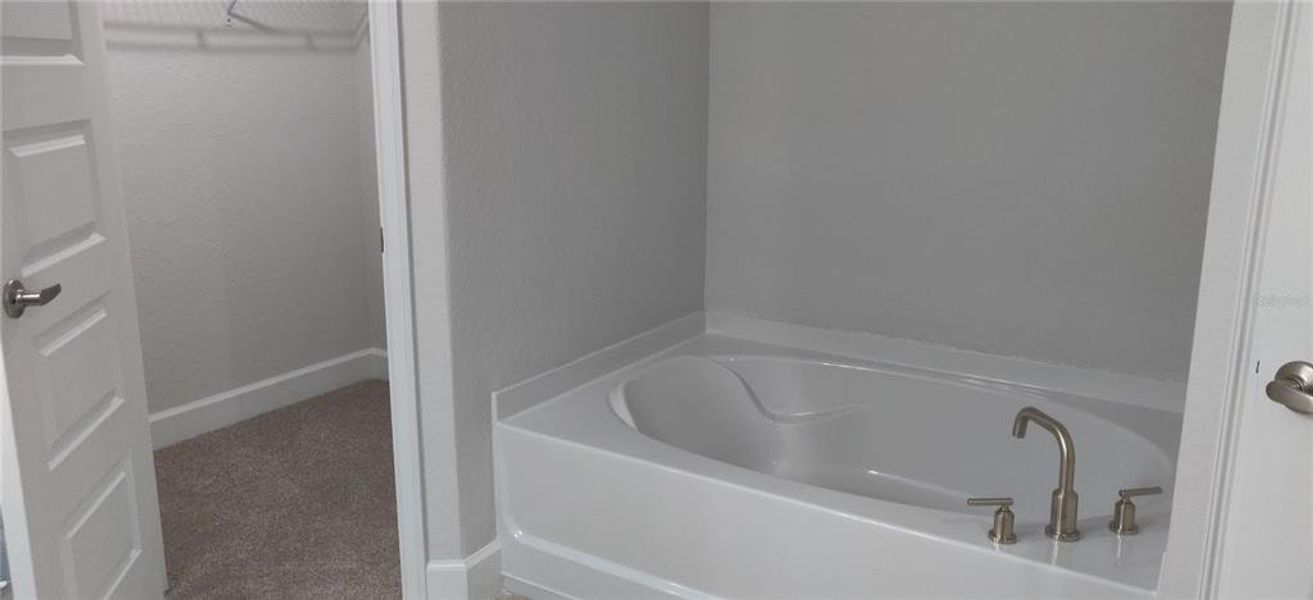 Image 23 of a home in Royal Highlands.