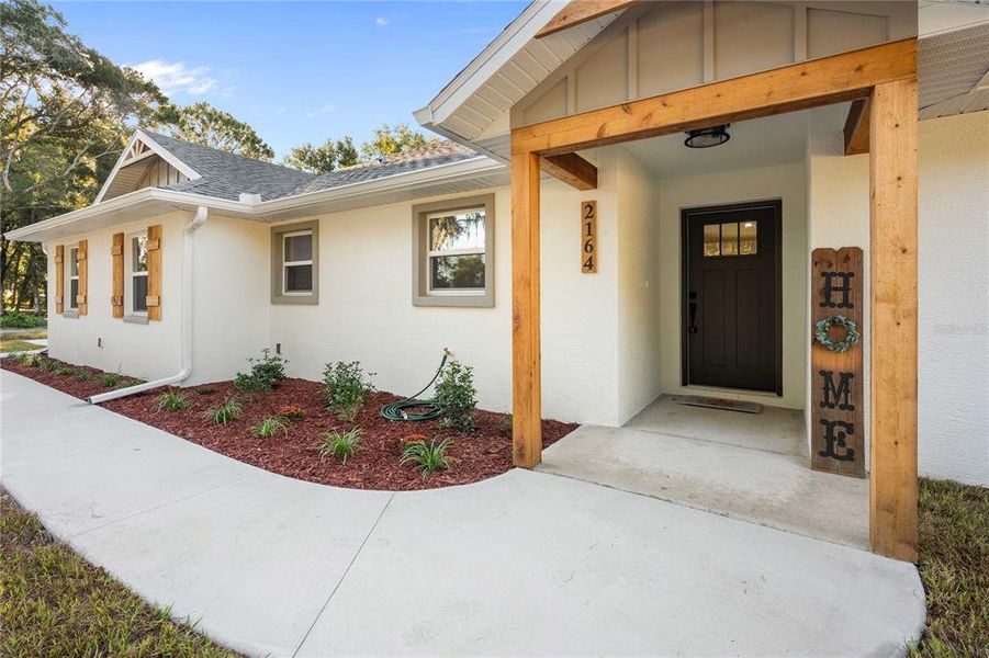 Exterior details and patio area of a home in , Lake Panasoffkee (Image 26).