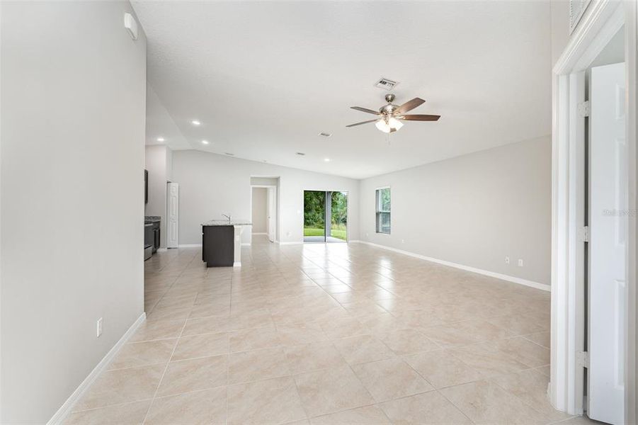 Spacious, unfurnished interior of a new home in , Palm Bay (Image 9).
