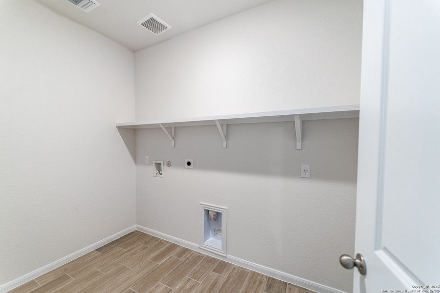 Spacious, unfurnished interior of a new home in Hunter's Ranch, San Antonio (Image 12).