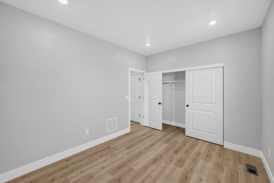 Spacious, unfurnished interior of a new home in Trailstone, Arvada (Image 15).