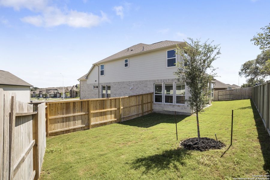 Exterior details and patio area of a home in Foxbrook, Cibolo (Image 3).