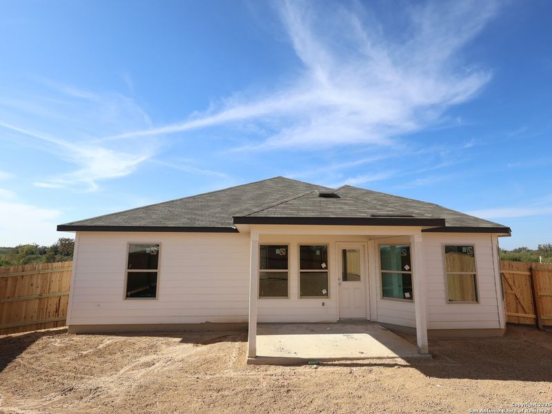 Exterior details and patio area of a home in Cinco Lakes, San Antonio (Image 3).
