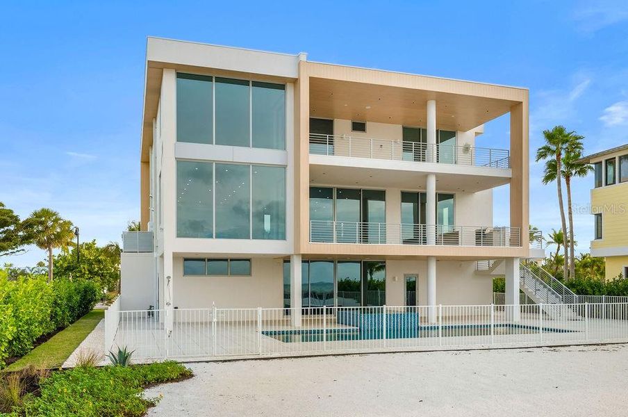 Condo located in Longboat Key, FL showcasing its design and architecture (Image 6).