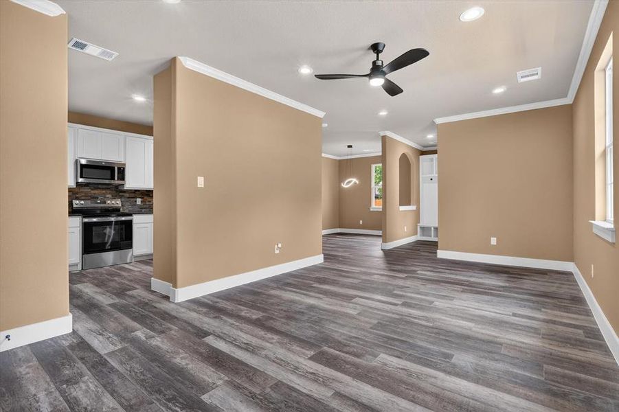 Spacious, unfurnished interior of a new home in , Waxahachie (Image 14).