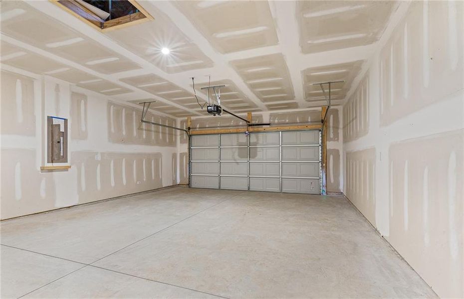 Spacious, unfurnished interior of a new home in Del Webb at Lake Oconee, Greensboro (Image 19). Spacious, unfurnished interior of a new home in Del Webb at Lake Oconee, Greensboro (Image 19).