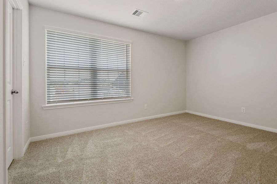 Spacious, unfurnished interior of a new home in Sweetwater Ridge, Conroe (Image 17).