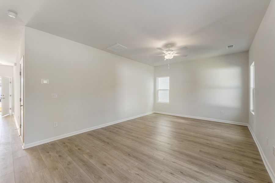 Spacious, unfurnished interior of a new home in Richmond Hill, Inman (Image 14).