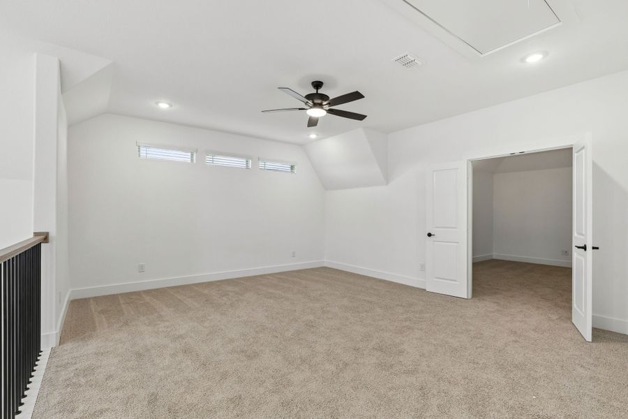 Spacious, unfurnished interior of a new home in Dove Hollow, Waxahachie (Image 27).