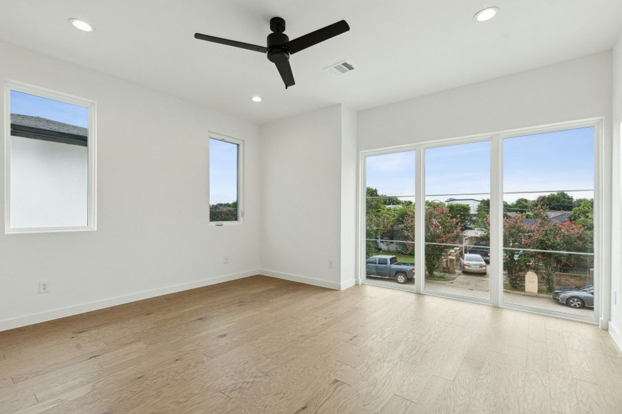 Spacious, unfurnished interior of a new home in , Dallas (Image 29).