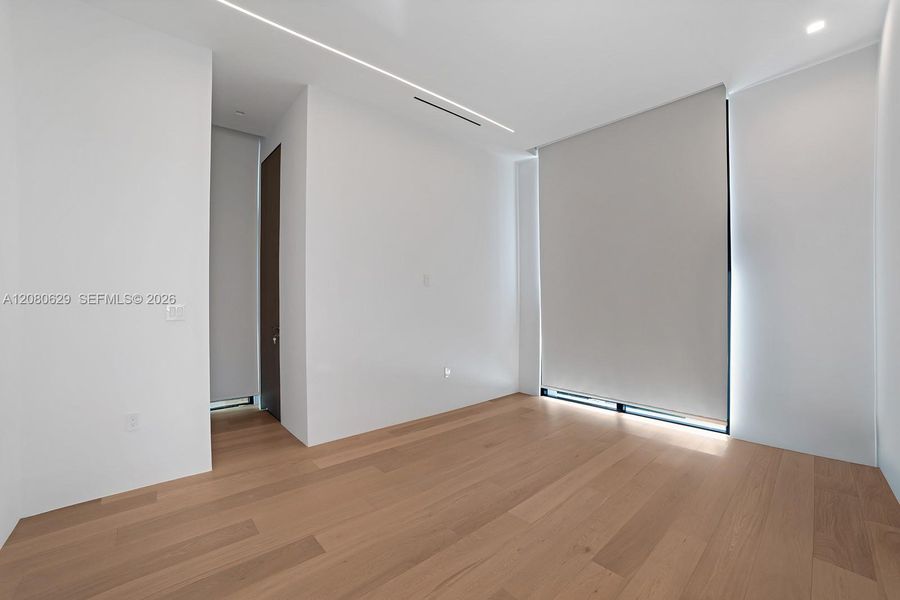 Spacious, unfurnished interior of a new home in , Miami Beach (Image 44).