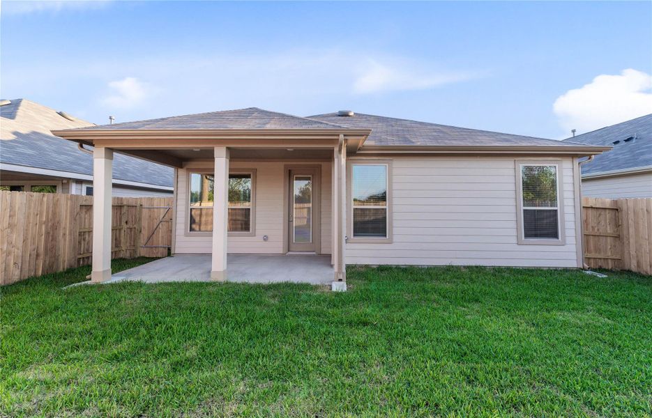 Come explore the backyard featuring a beautiful covered patio—perfect for outdoor living! There's ample space for kids to play and adults to unwind. Ideal for patio furniture, a BBQ pit, and so much more—the possibilities are endless!