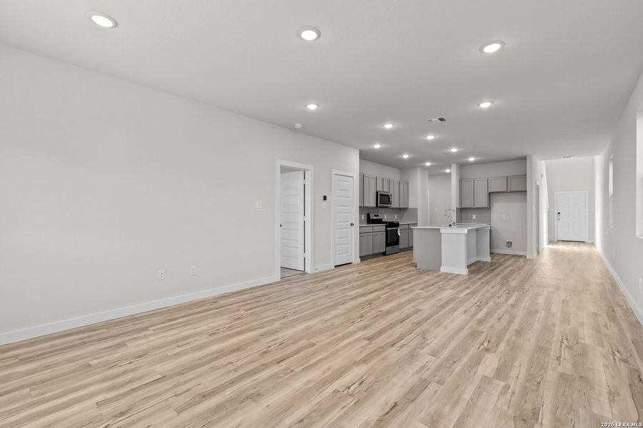 Spacious, unfurnished interior of a new home in Hacienda, San Antonio (Image 13).