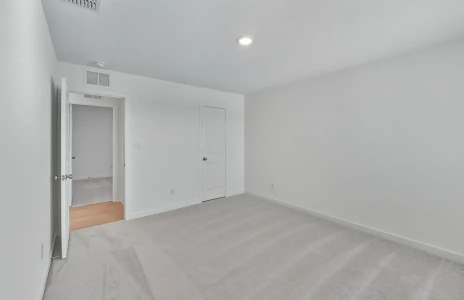 Spacious, unfurnished interior of a new home in Sunfield, Buda (Image 24).